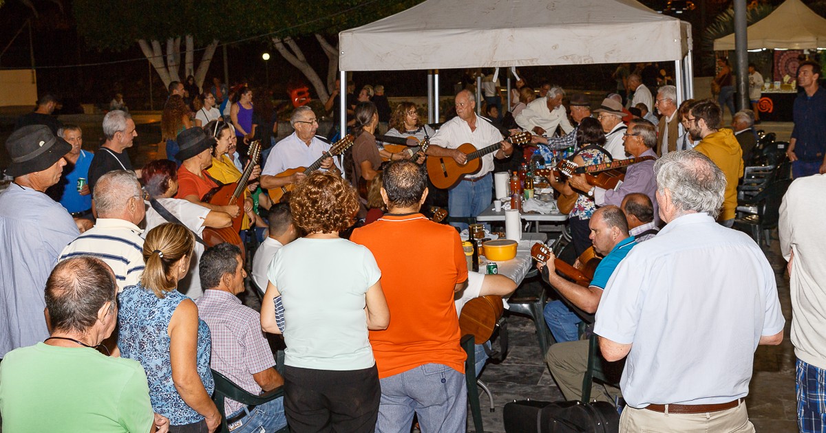 Más de un centenar de personas celebran con castañas asadas y parrandas la Noche de Finaos en Arguineguín