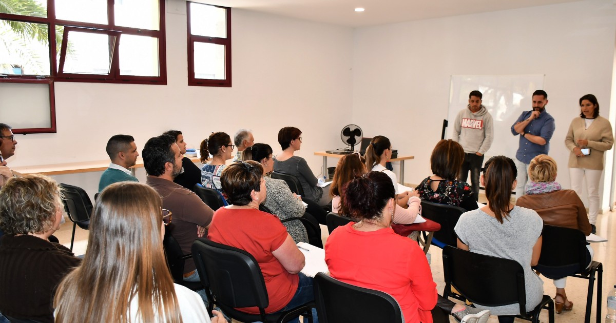 El Ayuntamiento de Mogán forma a sus empleados en atención al público de personas con discapacidad