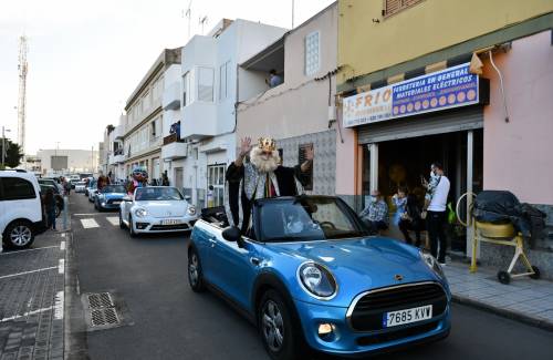 Los Reyes Magos reparten ilusión en  su visita a los barrios de Mogán