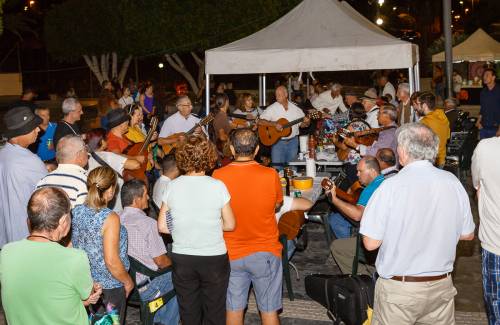 Más de un centenar de personas celebran con castañas asadas y parrandas la Noche de Finaos en Arguineguín