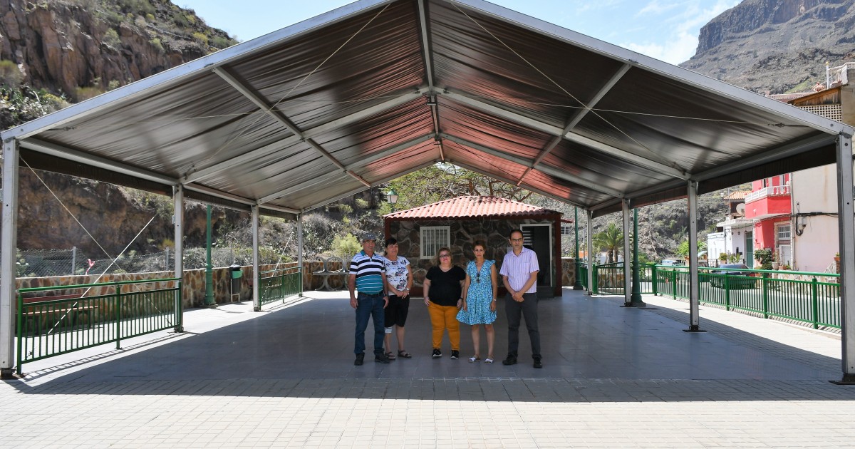 El Ayuntamiento dota de sombra  la plaza de Las Filipinas