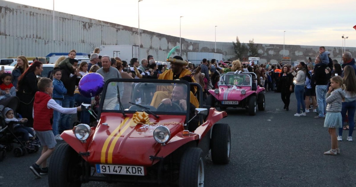 Centenares de familias reciben a los Reyes Magos en Arguineguín