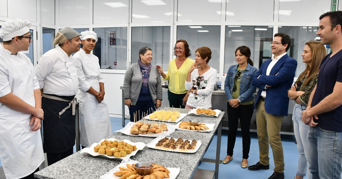 El director general de Formación Profesional del Gobierno de Canarias visita los ciclos de Mogán