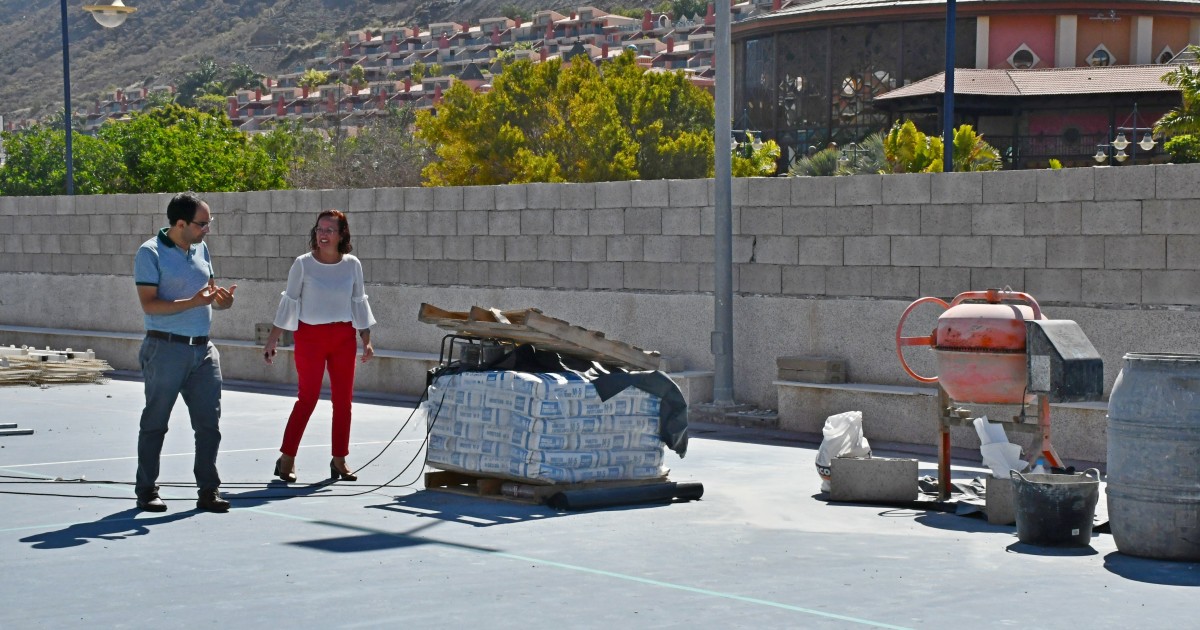 El Ayuntamiento de Mogán inicia la reparación del vallado del CEIP Playa de Mogán tras el temporal del pasado marzo