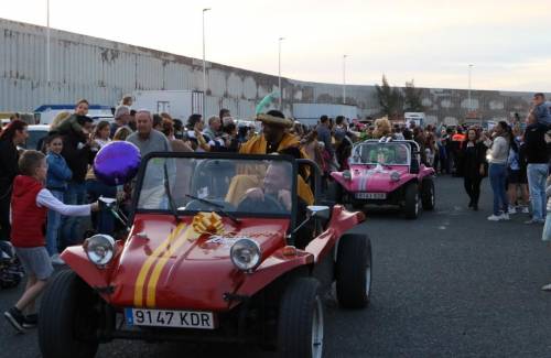 Centenares de familias reciben a los Reyes Magos en Arguineguín