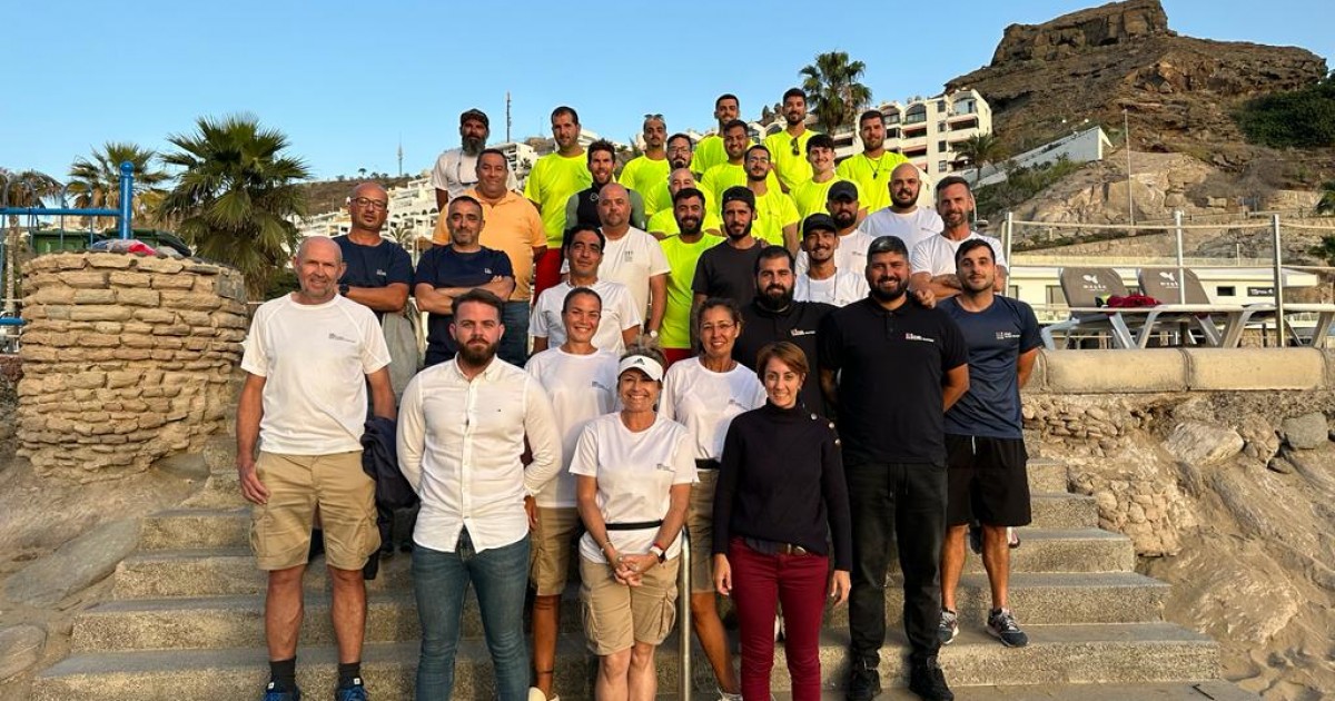 Onalia Bueno da la bienvenida  al nuevo personal de las playas