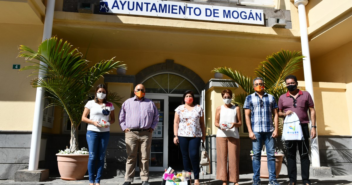 El Club Indostánico de Gran Canaria-Sur ofrece dulces tradicionales al Consistorio con motivo del Diwali