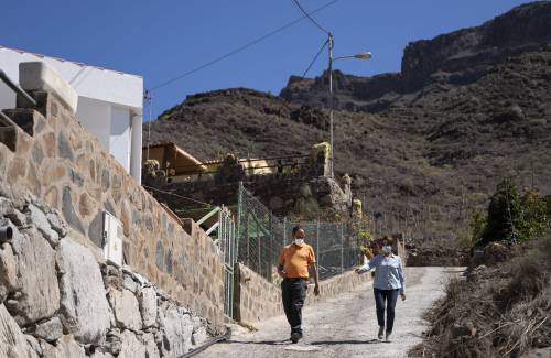El Ayuntamiento conecta al saneamiento seis viviendas de Las Casillas