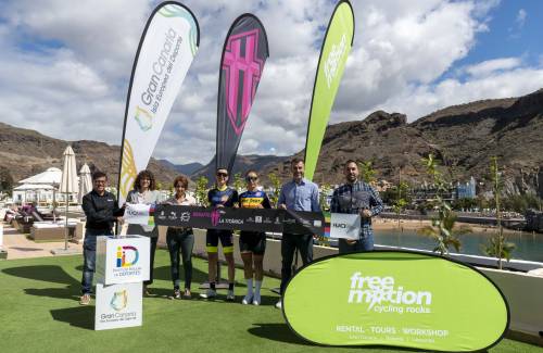 Presentación del maillot oficial de Free Motion Desafío La Titánica 2023 en Mogán.