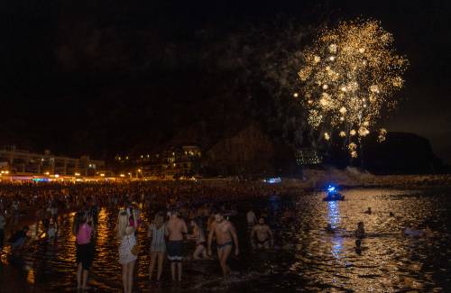 Playa de Mogán vive una  multitudinaria Noche de San Juan