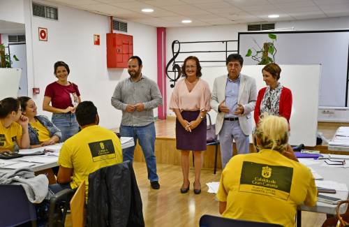 El consejero de Empleo del Cabildo, Gilberto Díaz, visita a los beneficiarios de Garantía Juvenil de Mogán