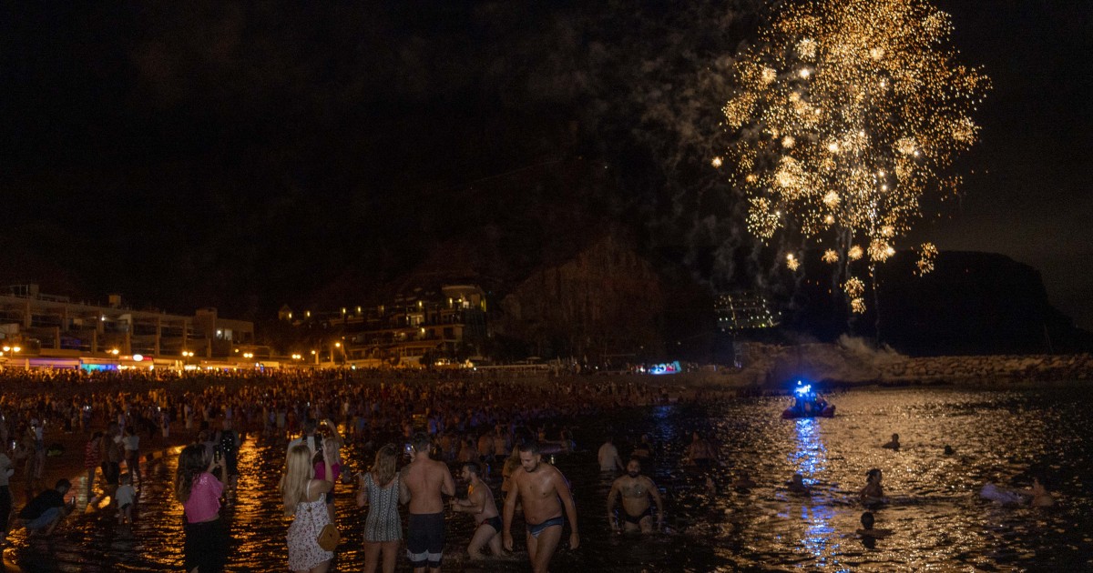 Playa de Mogán vive una  multitudinaria Noche de San Juan