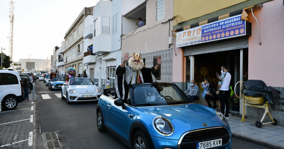 Los Reyes Magos reparten ilusión en  su visita a los barrios de Mogán