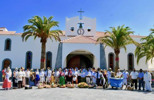 Solidaridad y fervor marcan el encuentro de los fieles con la Virgen del Carmen de Arguineguín