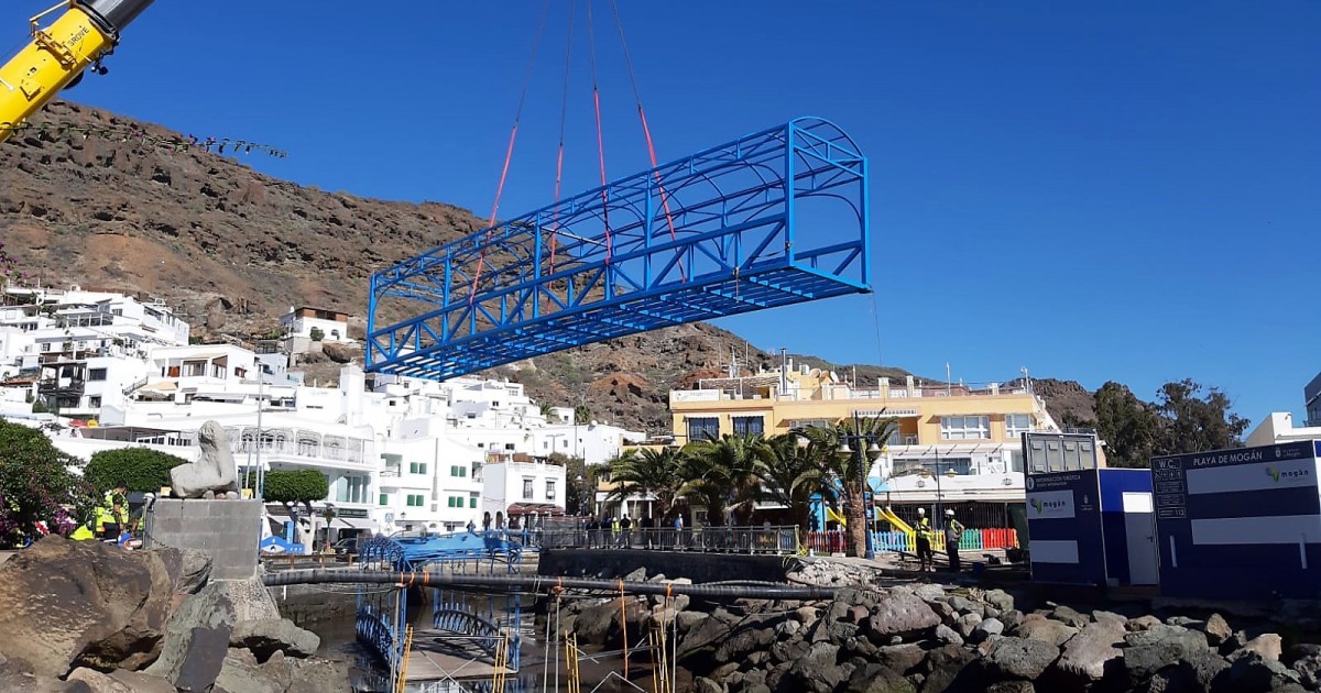 El Ayuntamiento renueva las pasarelas peatonales de Playa de Mogán