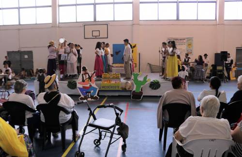 Los mayores de Mogán y los alumnos del IES Arguineguín celebran juntos el Día de Canarias