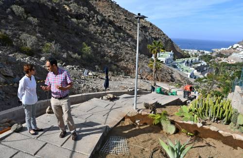 El Ayuntamiento de Mogán invierte unos 200.000 euros en rehabilitar dos escaleras en el barranco de Agua La Perra