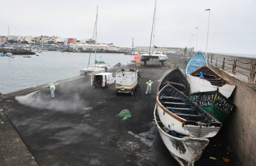 El Ayuntamiento desinfecta  el Muelle el Arguineguín