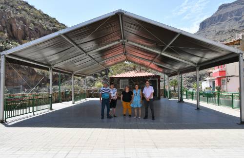 El Ayuntamiento dota de sombra  la plaza de Las Filipinas