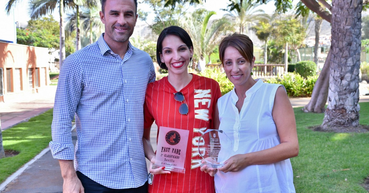 El Ayuntamiento de Mogán reconoce el mérito profesional de Yanira Godoy, única barbera del municipio