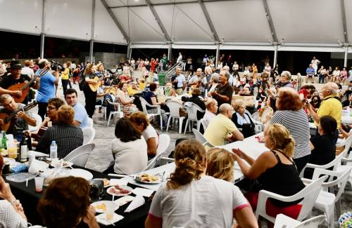 Mogán celebra la Noche de Finaos con  200 kilos de castañas asadas, juegos tradicionales y parrandas