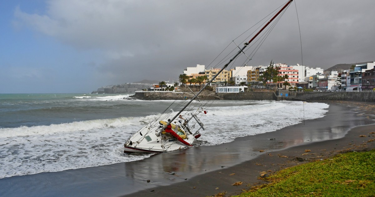 La borrasca 'Emma' provoca que un velero encalle en la playa de Las Marañuelas en Arguineguín