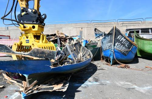 Nueva retirada de pateras y cayucos  del Muelle de Arguineguín