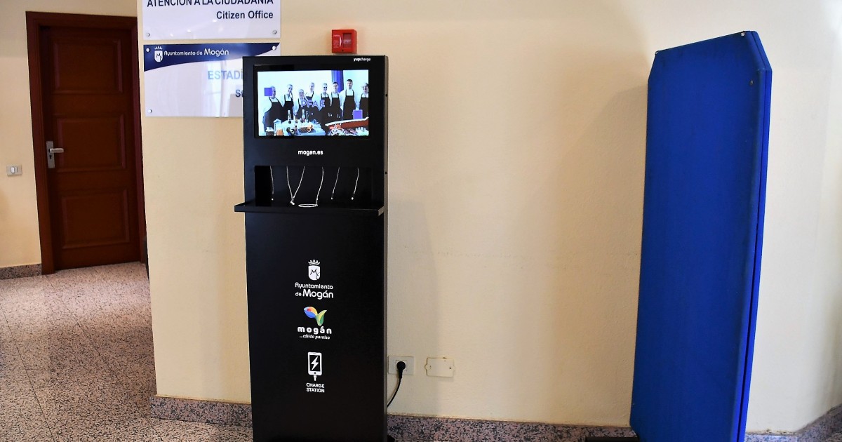 Mogán estrena tótems de carga para móviles en sus edificios municipales