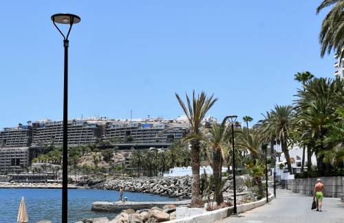 Mogán instala farolas fotovoltaicas  en el paseo de la playa de Aquamarina