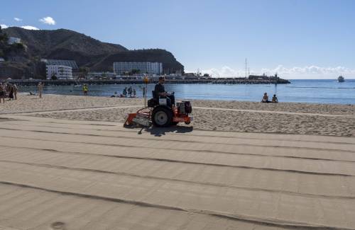 Mogán incorpora una novedosa máquina para la limpieza y desinfección de sus playas