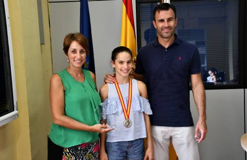 El Ayuntamiento de Mogán reconoce el mérito deportivo de la gimnasta Lucía Villalobos