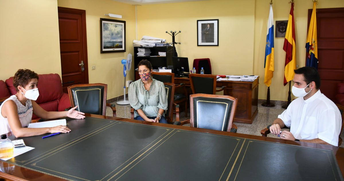 La alcaldesa de Mogán recibe al nuevo párroco de Arguineguín, Cercados de Espino y Barranquillo Andrés, Adrián Sosa