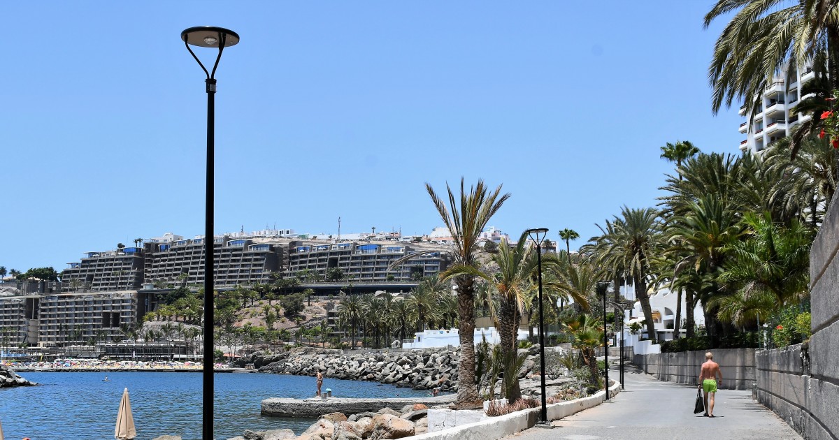 Mogán instala farolas fotovoltaicas  en el paseo de la playa de Aquamarina
