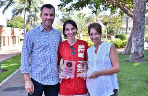 El Ayuntamiento de Mogán reconoce el mérito profesional de Yanira Godoy, única barbera del municipio