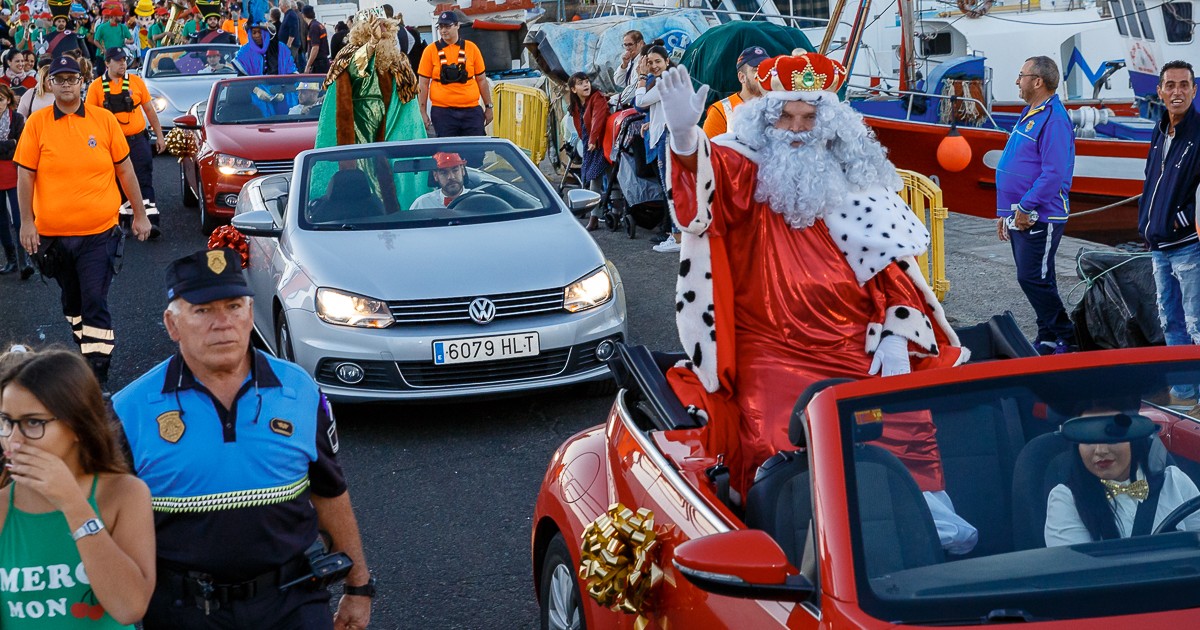 Más de medio millar de niños y familias reciben a Los Reyes Magos en su desembarco en Arguineguín