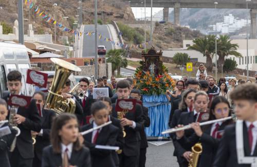 Los vecinos y vecinas de  Motor Grande acompañan a  María Auxiliadora en su día grande