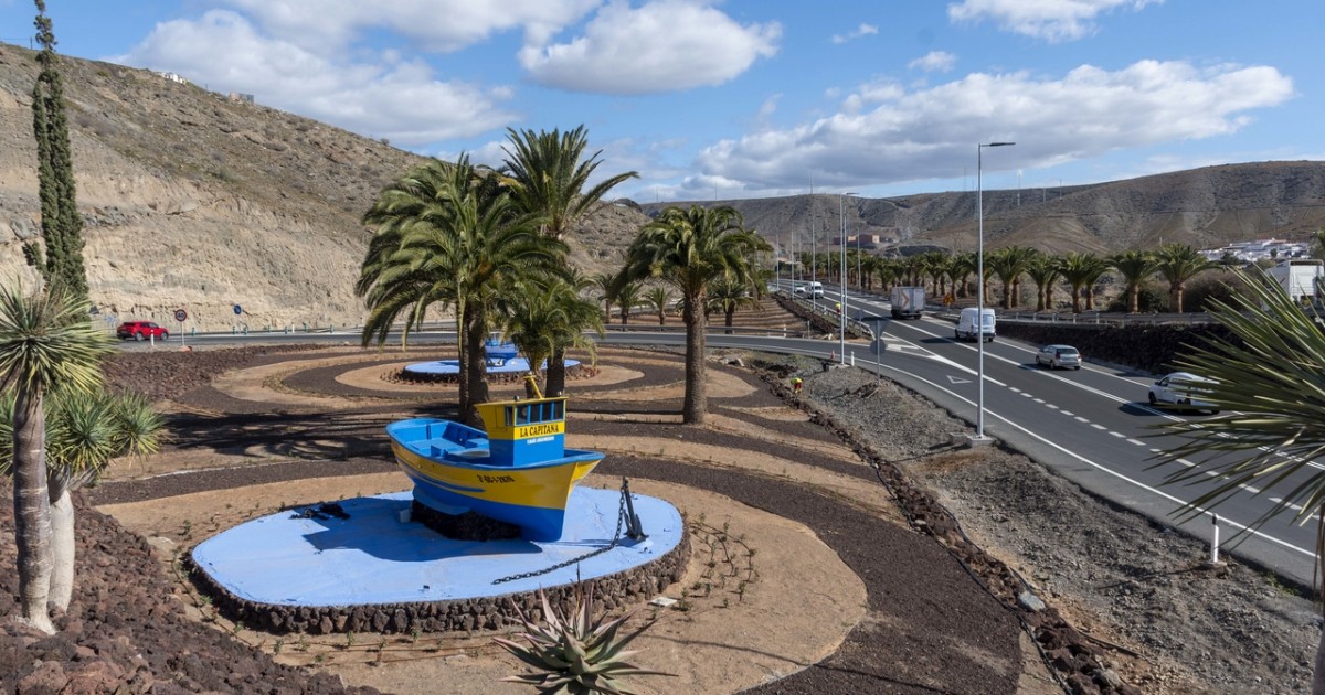 La entrada a Arguineguín suma atractivo con la intervención en jardines y el nuevo alumbrado