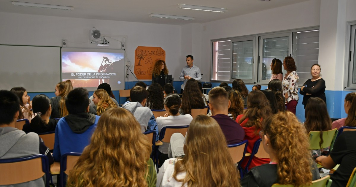 Los jóvenes de Mogán se conciencian sobre el consumo de drogas con la charla de la DJ Sofía Cristo