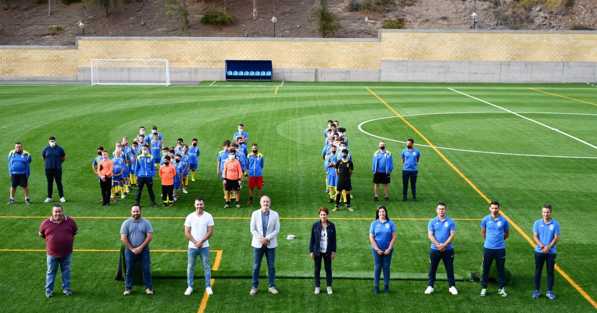 El campo de fútbol municipal de  Playa de Mogán estrena césped