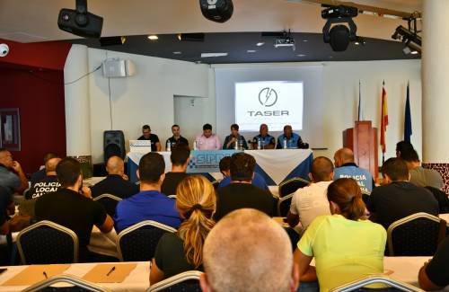 50 agentes policiales se forman en Mogán para la utilización de dispositivos TASER