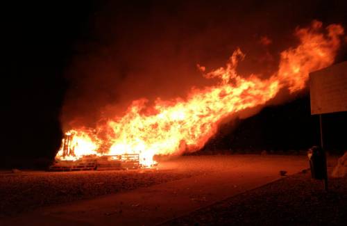 Una gran multitud disfruta en Playa de Mogán de la noche de San Juan