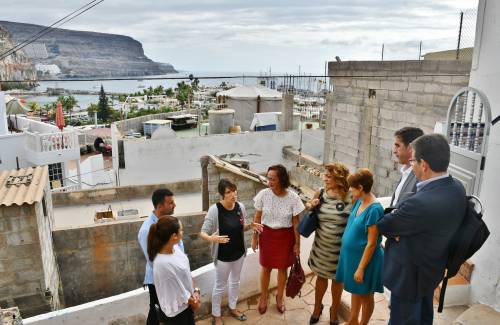 La consejera Cristina Valido visita el casco antiguo del barrio marinero de Playa de Mogán, donde se rehabilitarán 166 viviendas dentro del proyecto ARRU