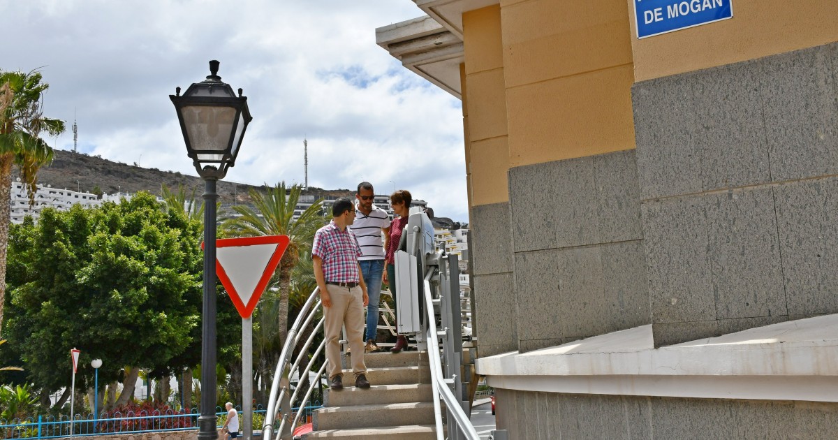Puerto Rico estrena marquesina en una parada de taxis y una plataforma salvaescaleras en un edificio municipal