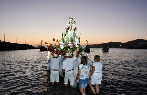 Más de 6.000 personas acuden a la procesión terrestre de la Virgen del Carmen en Arguineguín