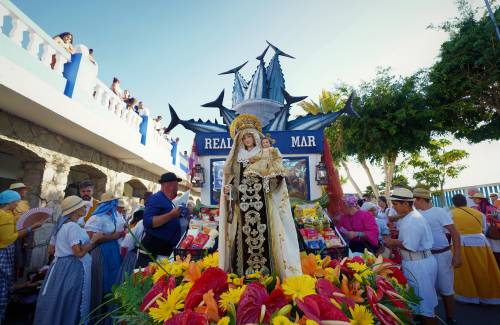 La Romería-Ofrenda a la Virgen del Carmen llena las calles de Arguineguín de tradición canaria