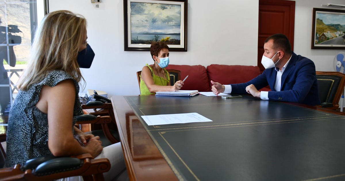 El consejero de Presidencia del Cabildo, Teodoro Sosa, visita el casco histórico de Mogán