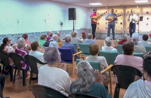 Yeray Rodríguez versea a los mayores del Centro para la Autonomía Personal de Mogán