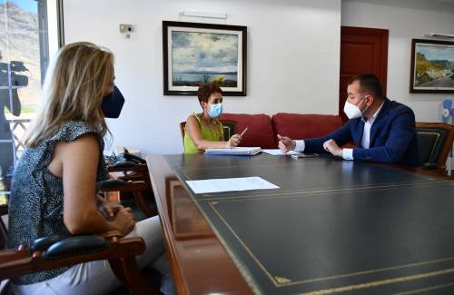 El consejero de Presidencia del Cabildo, Teodoro Sosa, visita el casco histórico de Mogán
