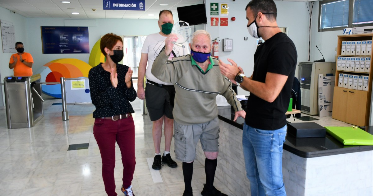 Mogán reconoce a Juan Hernández, usuario de 89 años que entrena en las instalaciones deportivas municipales cada día desde 2005